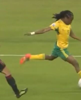 Jogadores do México e da África do Sul correndo atrás da bola