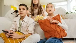 Crianças assistindo filme