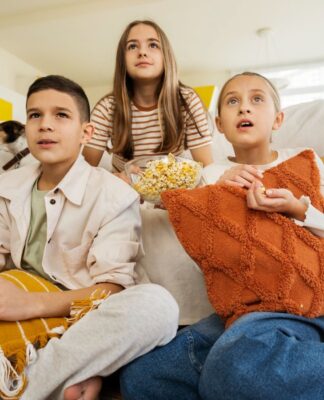 Crianças assistindo filme