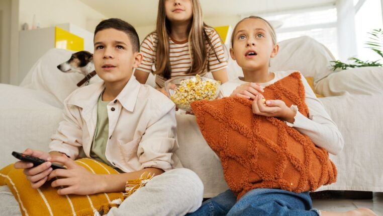 Crianças assistindo filme