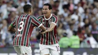 O zagueiro Thiago Silva e o meio-campista Ganso, do Fluminense, de mãos dadas comemorando um gol da equipe