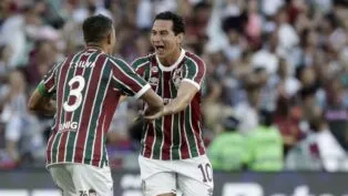 O zagueiro Thiago Silva e o meio-campista Ganso, do Fluminense, de mãos dadas comemorando um gol da equipe
