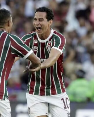 O zagueiro Thiago Silva e o meio-campista Ganso, do Fluminense, de mãos dadas comemorando um gol da equipe