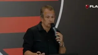 Presidente do Flamengo, Bap, no palanque durante apresentação
