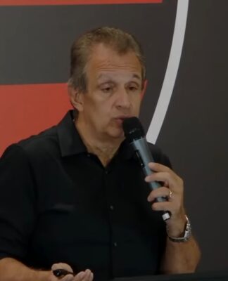 Presidente do Flamengo, Bap, no palanque durante apresentação