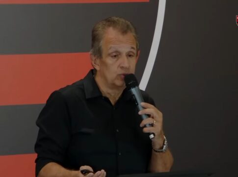 Presidente do Flamengo, Bap, no palanque durante apresentação