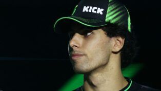 Homem branco vestindo um boné preto e verde-limão escrito KICK (patrocinadora da Sauber)