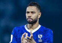 lateral-esquerdo Renan Lodi batendo palma durante partida pelo Al Hilal