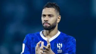 lateral-esquerdo Renan Lodi batendo palma durante partida pelo Al Hilal