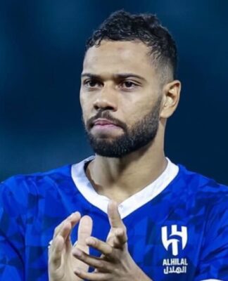 lateral-esquerdo Renan Lodi batendo palma durante partida pelo Al Hilal