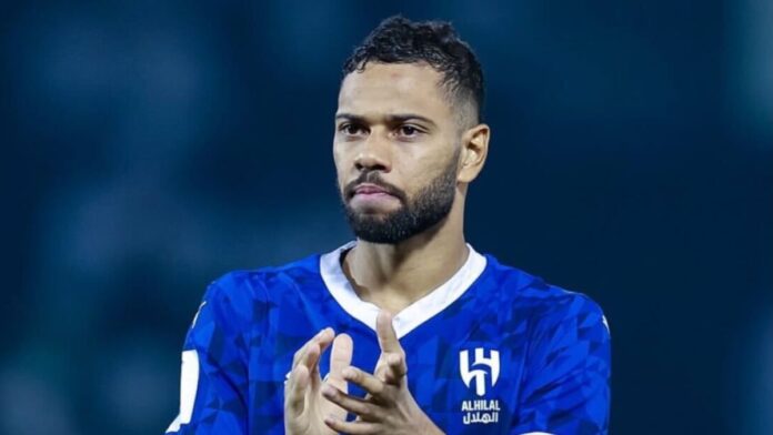 lateral-esquerdo Renan Lodi batendo palma durante partida pelo Al Hilal