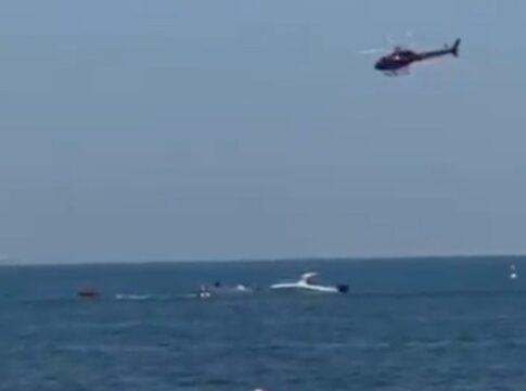 Ultraleve cai no mar em Copacabana no Rio de Janeiro