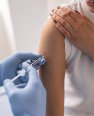 Mulher tomando vacina