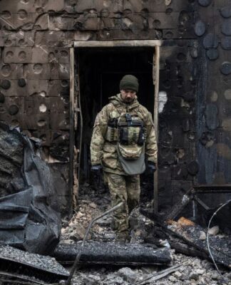 Drones e mísseis russos bombardeiam Ucrânia antes da reunião entre Zelensky e Trump