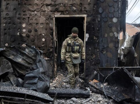 Drones e mísseis russos bombardeiam Ucrânia antes da reunião entre Zelensky e Trump