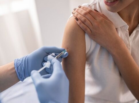 Mulher tomando vacina