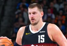 Nikola Jokic, jogador de basquete do Denver Nuggets, com a bola na mão durante partida da NBA