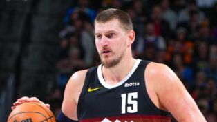 Nikola Jokic, jogador de basquete do Denver Nuggets, com a bola na mão durante partida da NBA
