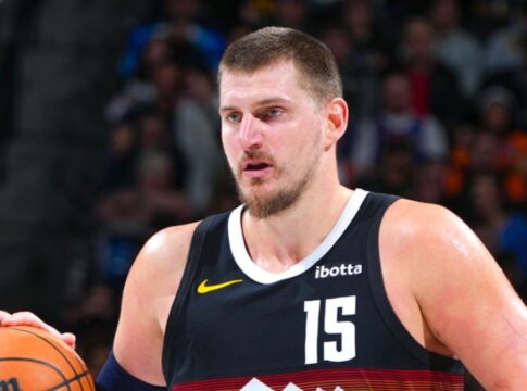 Nikola Jokic, jogador de basquete do Denver Nuggets, com a bola na mão durante partida da NBA