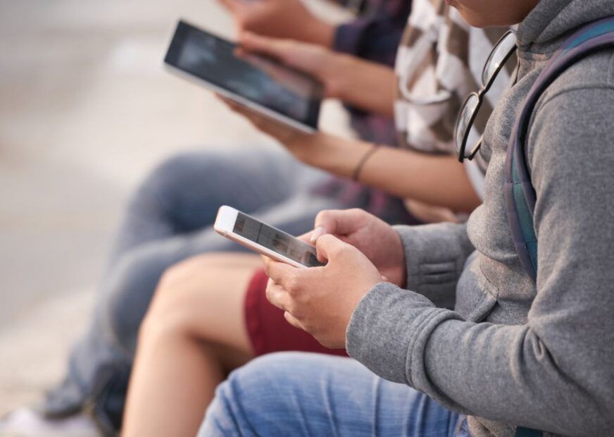 Jovens usando celular