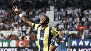 Atlético-MG negocia contratação do volante Fred, do Fenerbahçe