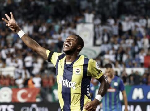 Atlético-MG negocia contratação do volante Fred, do Fenerbahçe