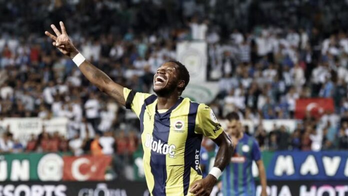 Atlético-MG negocia contratação do volante Fred, do Fenerbahçe