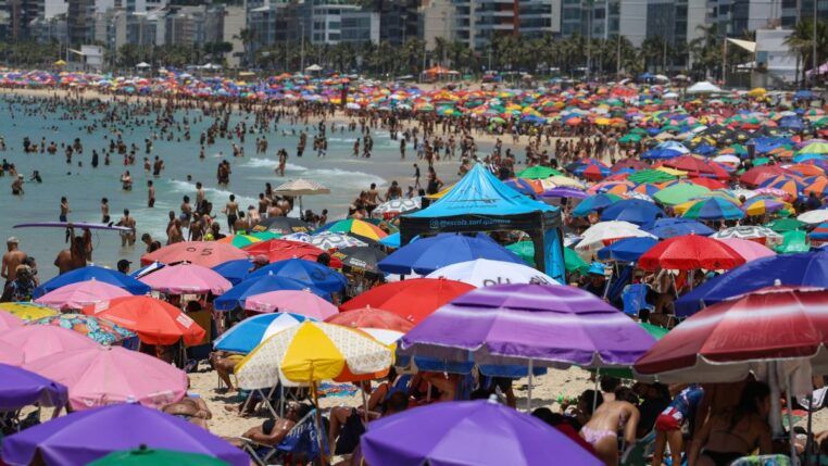 Praia lotada no Rio de Janeiro em dia de calor