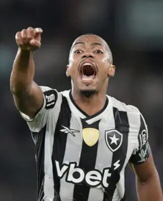 Marlon Freitas apontando com o dedo e gritando durante partida do Botafogo