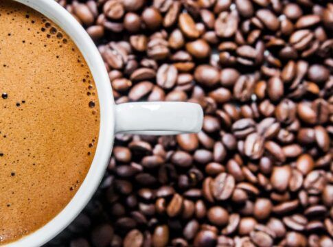 Preço do café deve cair em 2026, mas segue alto