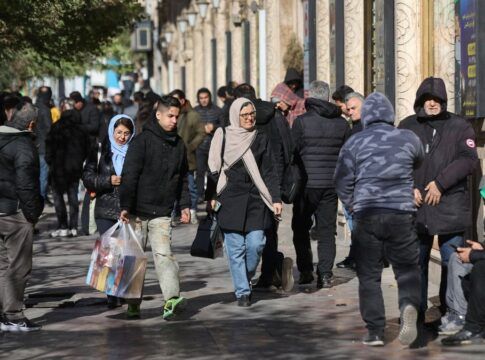 Manifestantes iranianos tentam invadir edifício do governo durante protestos