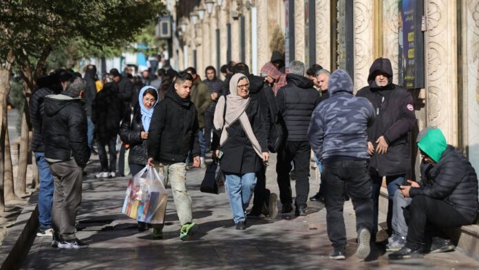 Manifestantes iranianos tentam invadir edifício do governo durante protestos