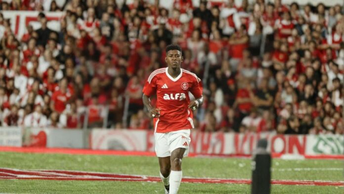 Reviravolta: Flamengo se acerta com Vitão e se aproxima do primeiro reforço para 2026