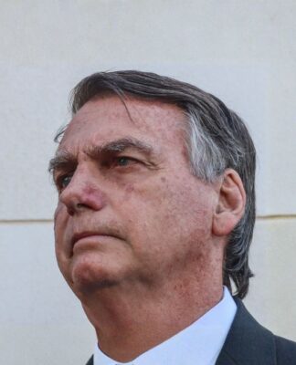 Bolsonaro passou por novo procedimento para tratar soluços, diz Michelle