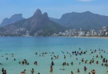 Bombeiros recuperam corpo de piloto de ultraleve que caiu em Copacabana