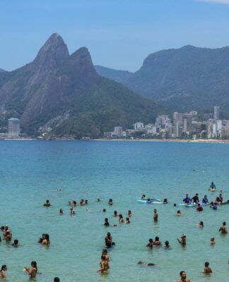 Bombeiros recuperam corpo de piloto de ultraleve que caiu em Copacabana