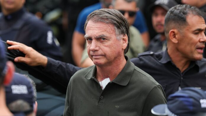 Bolsonaro retorna a centro cirúrgico em Brasília após nova crise de soluços