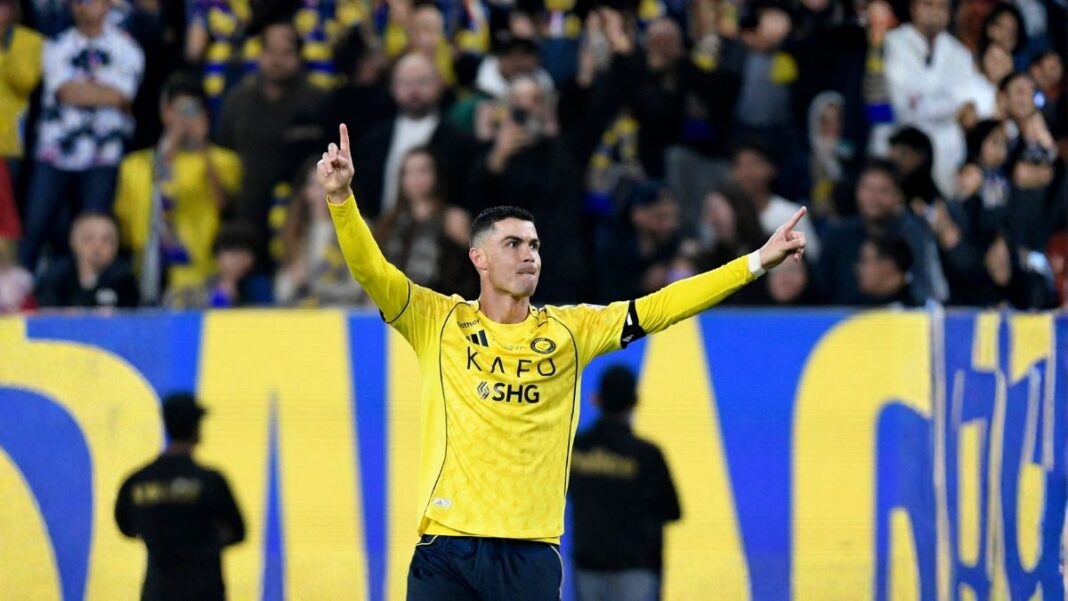 Cristiano Ronaldo levanta os braços e comemora o gol