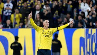 Cristiano Ronaldo levanta os braços e comemora o gol