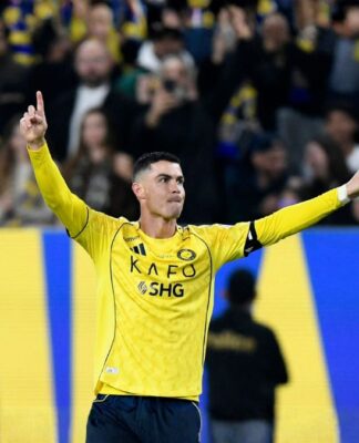 Cristiano Ronaldo levanta os braços e comemora o gol