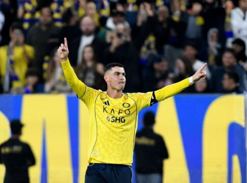 Cristiano Ronaldo levanta os braços e comemora o gol