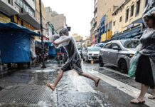 Pessoas de capa de chuva em São Paulo