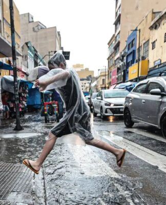 Pessoas de capa de chuva em São Paulo