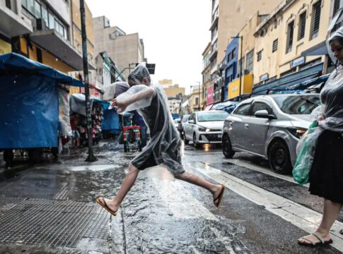 Pessoas de capa de chuva em São Paulo