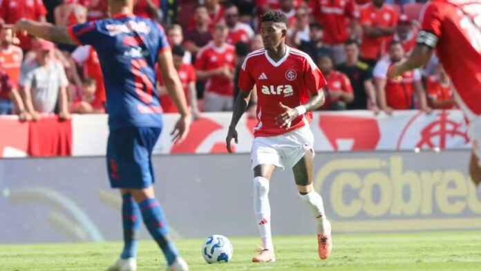 Zagueiro Vitão, do Internacional, com a bola no pé durante partida do Campeonato Brasileiro