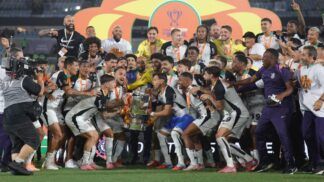 Jogadores do Corinthians erguendo a taça da Copa do Brasil