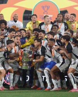 Jogadores do Corinthians erguendo a taça da Copa do Brasil