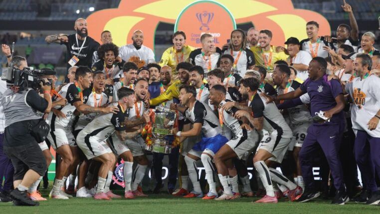 Jogadores do Corinthians erguendo a taça da Copa do Brasil