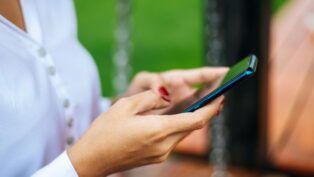 Pessoa mexendo no celular