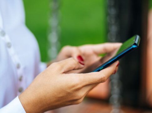 Pessoa mexendo no celular